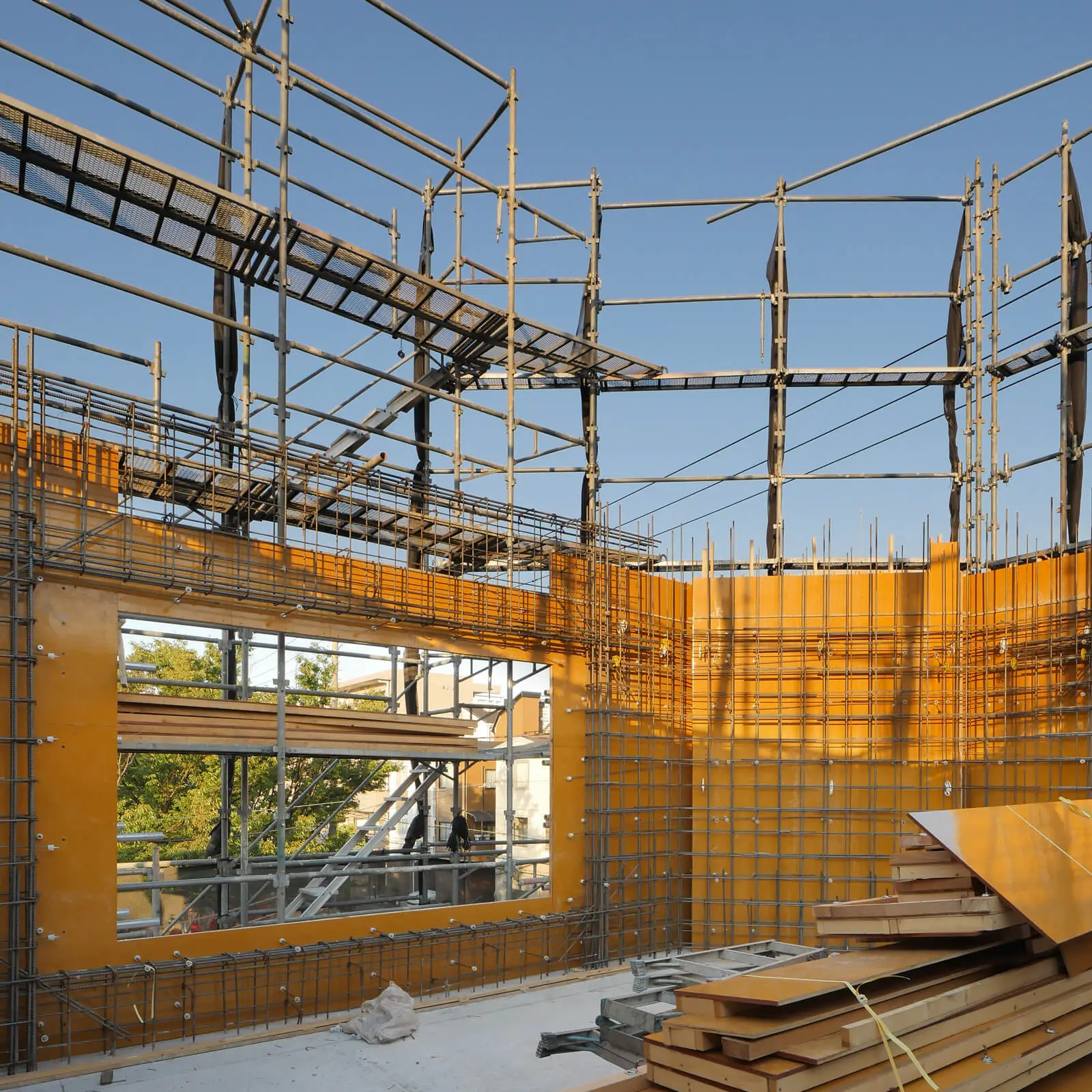 江東区潮見で施工中のコンクリート打放し仕上4階建てオフィスビルにおける3階壁鉄筋工事の様子 北西側から東面の大開口を確認できる現場写真