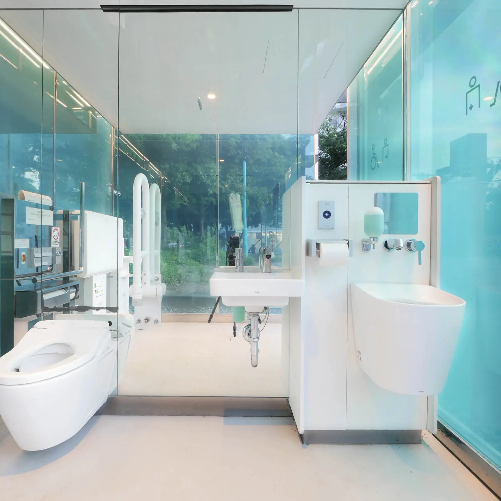 THE TOKYO TOILET 坂茂設計 代々木深町小公園 透明トイレ 多目的トイレ内部 ガラス越しに外部が見える 清潔性と安全性を可視化した公共建築