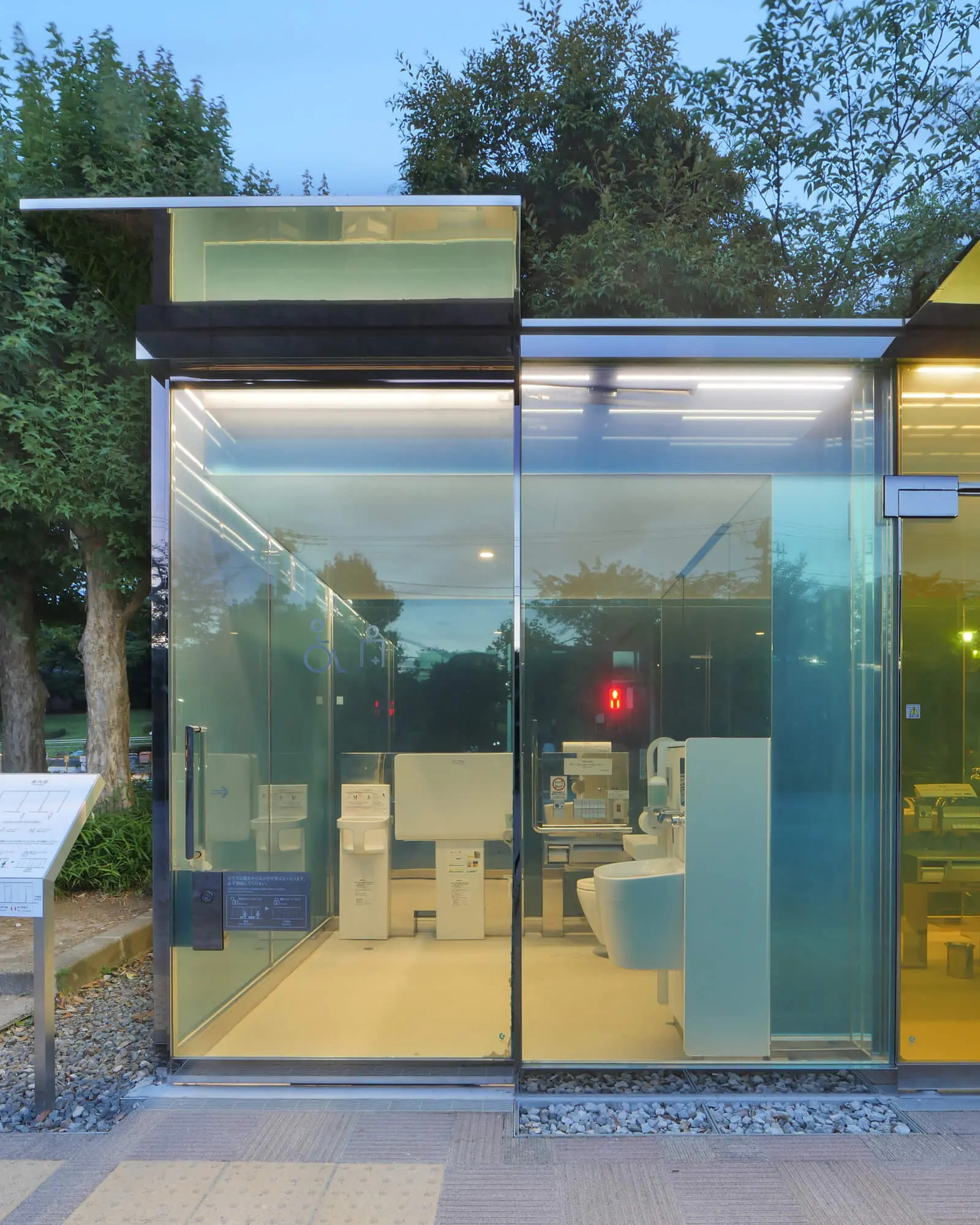 THE TOKYO TOILET 坂茂設計 はるのおがわコミュニティパーク 多目的トイレ出入口外観 透明ガラスにより内部確認が可能な公衆トイレ