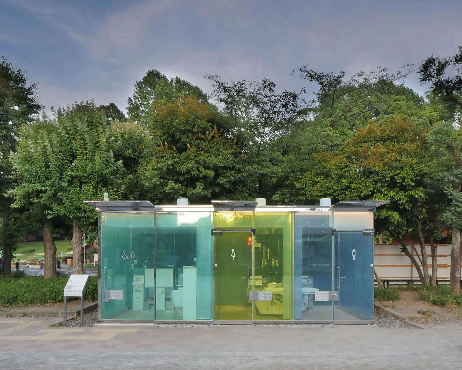 THE TOKYO TOILET 坂茂設計 代々木深町小公園 透明トイレ正面外観 色付きガラスのユニット構成 公園に開く公共建築