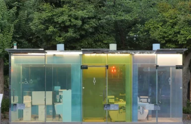THE TOKYO TOILET 坂茂設計 はるのおがわコミュニティパーク 透明トイレ正面外観 夜景 行灯のように発光し安全性を高めるデザイン