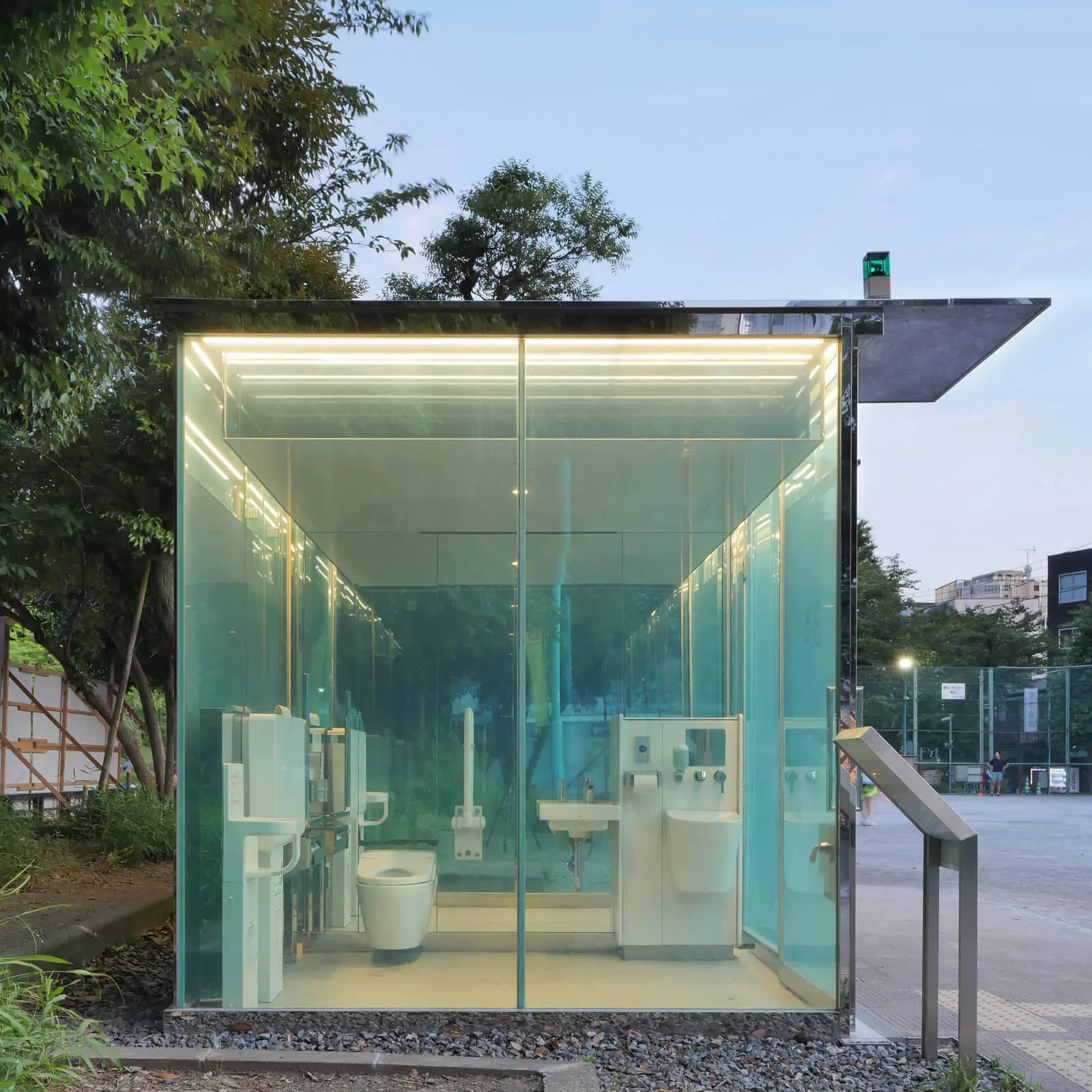 THE TOKYO TOILET 坂茂設計 多目的トイレ側面外観 透明ガラスとステンレスサッシによる軽やかなファサード