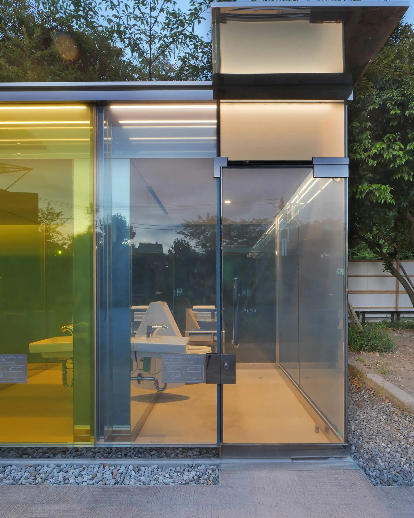 代々木深町小公園にある坂茂設計の透明トイレ、男子トイレ入口の正面外観。中に誰もいないこと、清潔であることを外から確認できる設計。