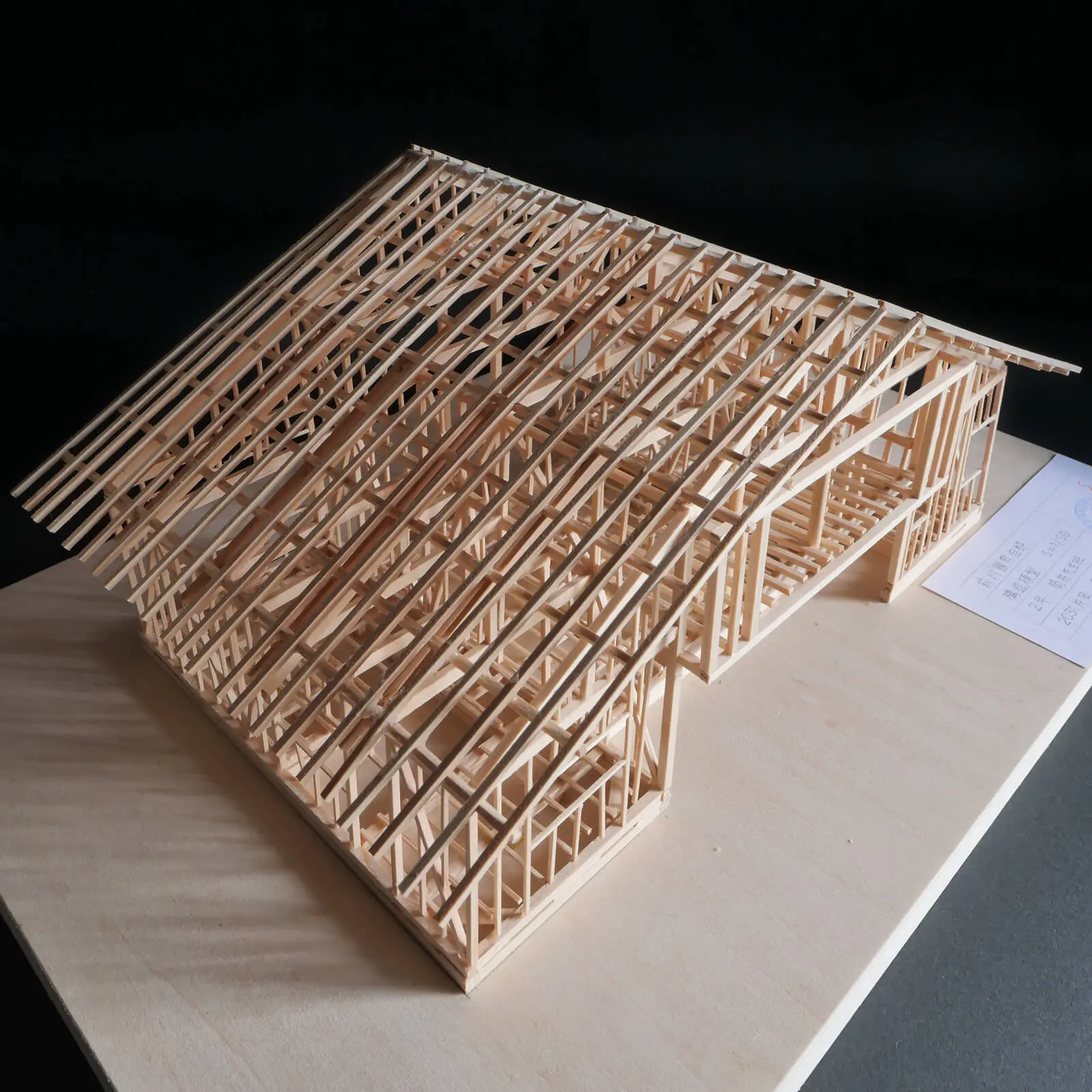 前川國男邸の屋根構造を上方から見た木造軸組模型。 1/50軸組模型。設計製図課題の優秀賞作品として教室保存作品に選ばれた建築模型。