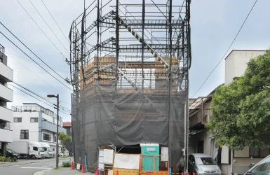江東区潮見で建設中の4階建てRC造オフィスビル東側外観