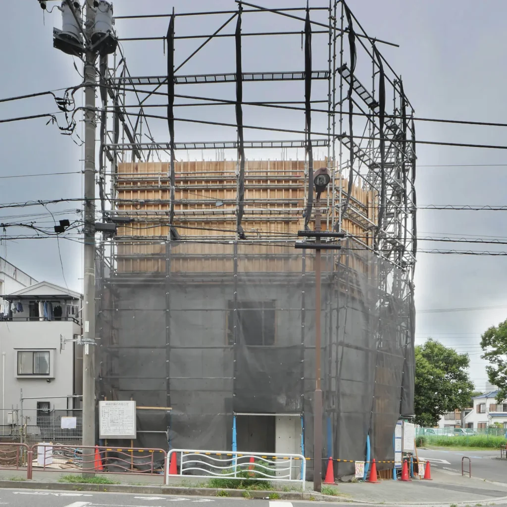 江東区潮見で建設中の4階建てRC造オフィスビル南側外観