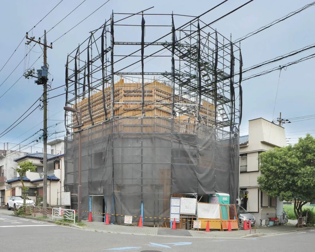 江東区潮見で建設中の4階建てRC造オフィスビル南東側外観