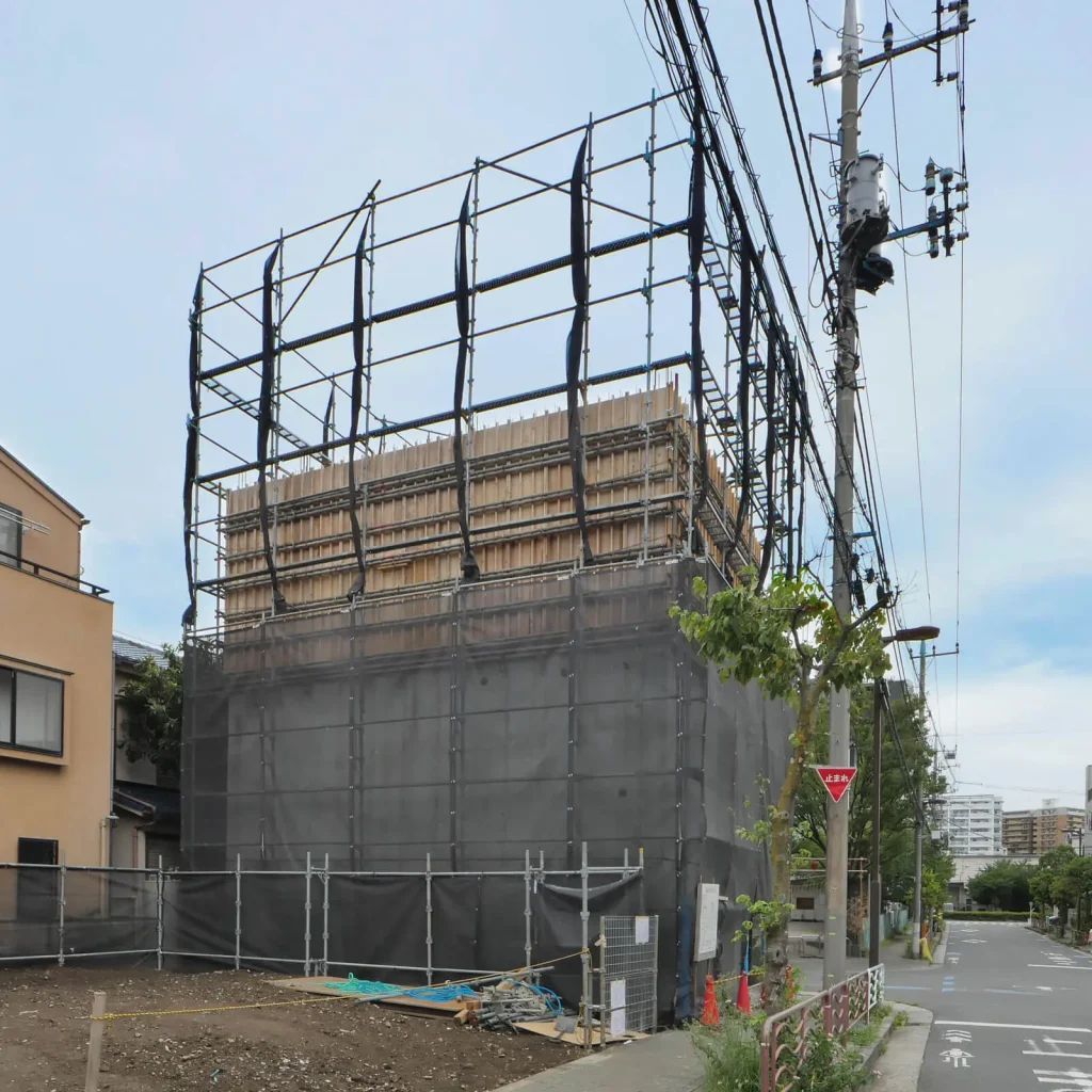 江東区潮見で建設中の4階建てRC造オフィスビル西側外観