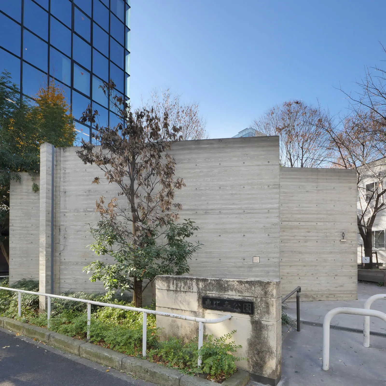 恵比寿公園トイレの道路側となる東側外観。モダンカワヤの外壁デザインが見える。