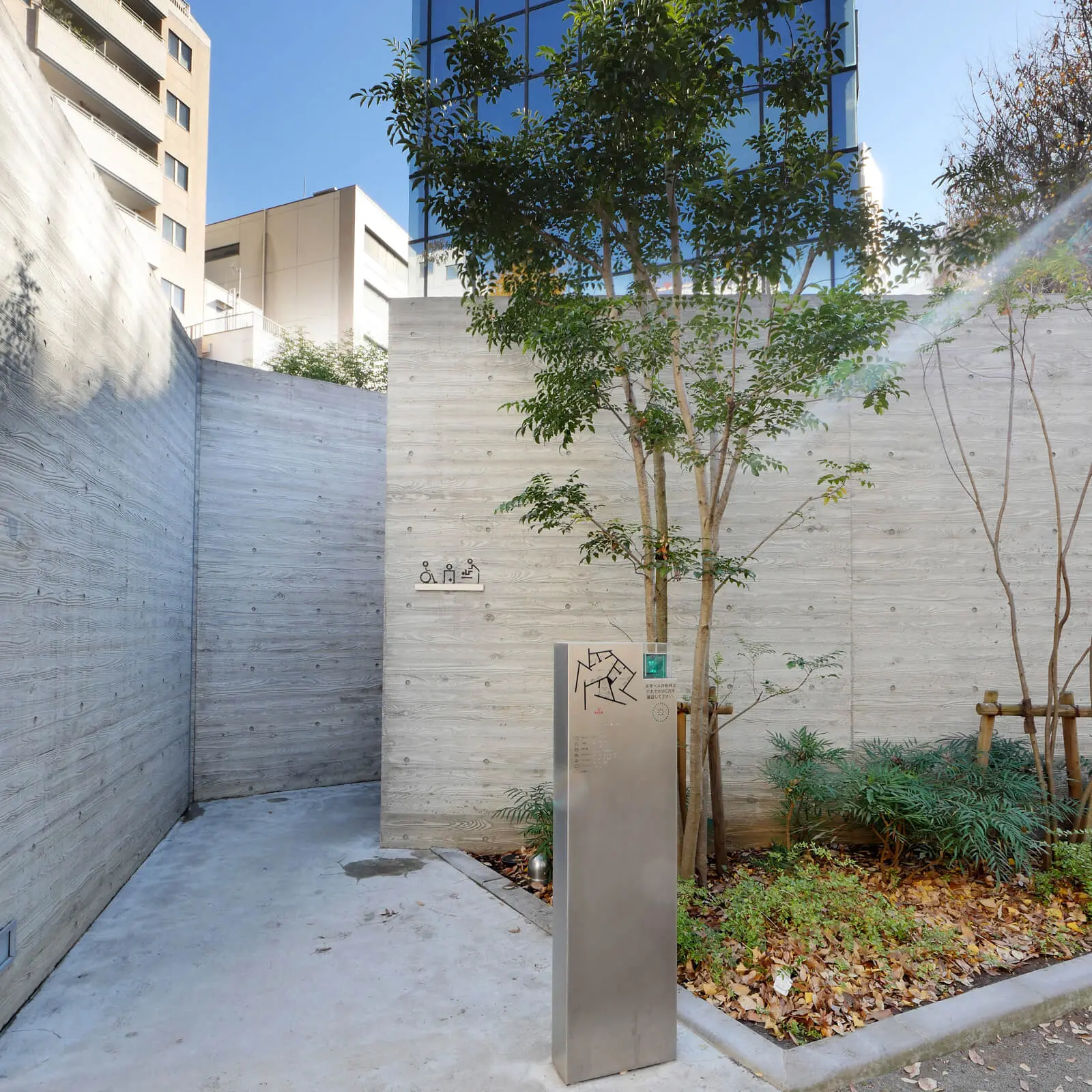 恵比寿公園トイレの多目的トイレ入口。サインプラン図と非常ベルのランプが設置されている。