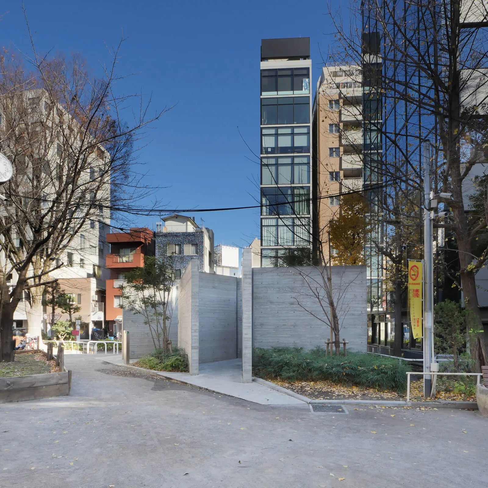 恵比寿公園の西側から見たモダンカワヤの外観。建物の外壁と周囲の公園が写る。