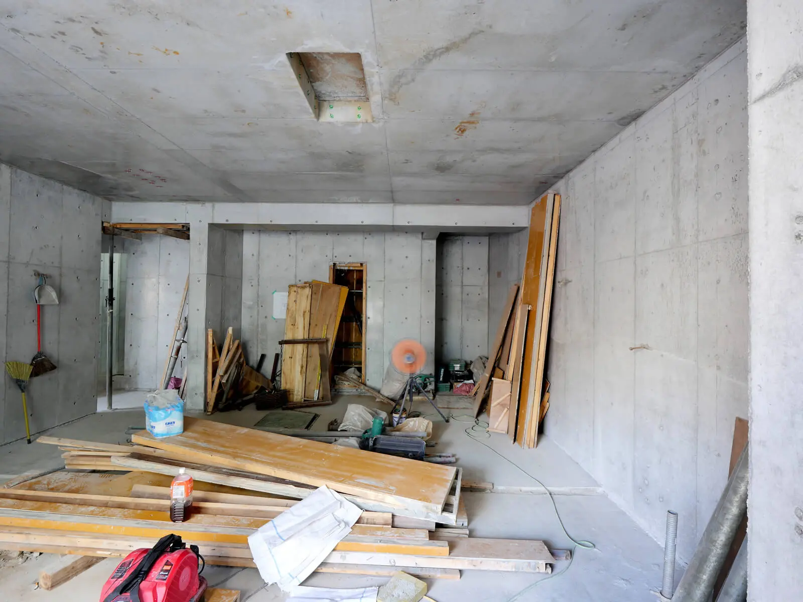 RC造4階建てオフィスビル(東京都江東区潮見)1階シャッター開口側から見た階段室・トイレ方向の施工状況