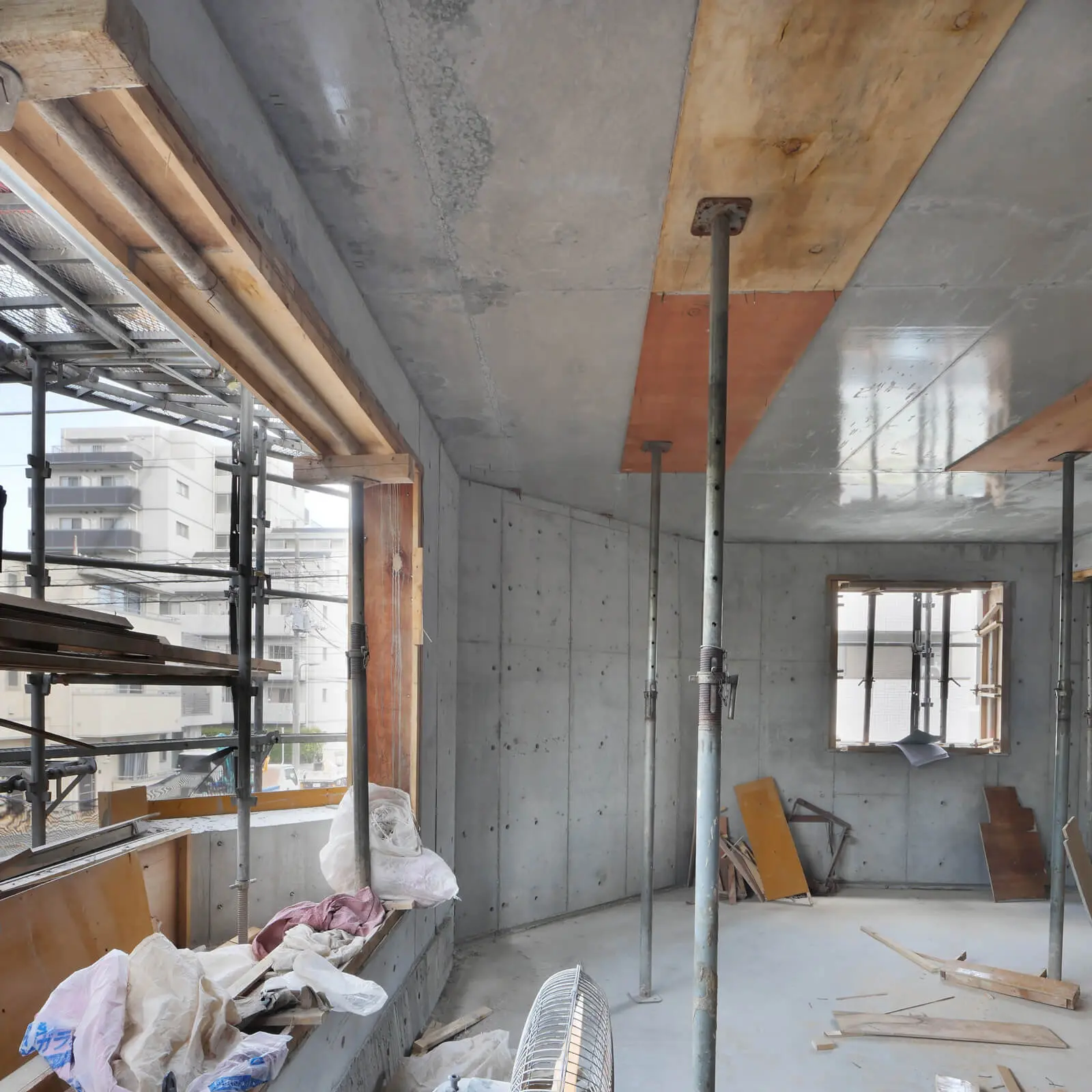 東京都江東区潮見のRC造4階建てオフィスビル、2階事務室の型枠脱型後(東側開口部)を北から南へ見る、窓外にバルコニーが見える