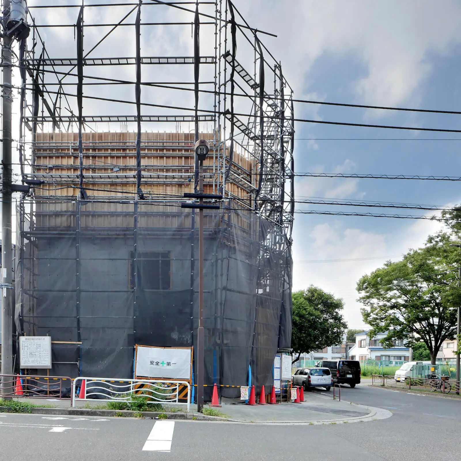東京都江東区潮見で建設中のRC造4階建てオフィスビル、南側外観(3階型枠がほぼ完成した状態)