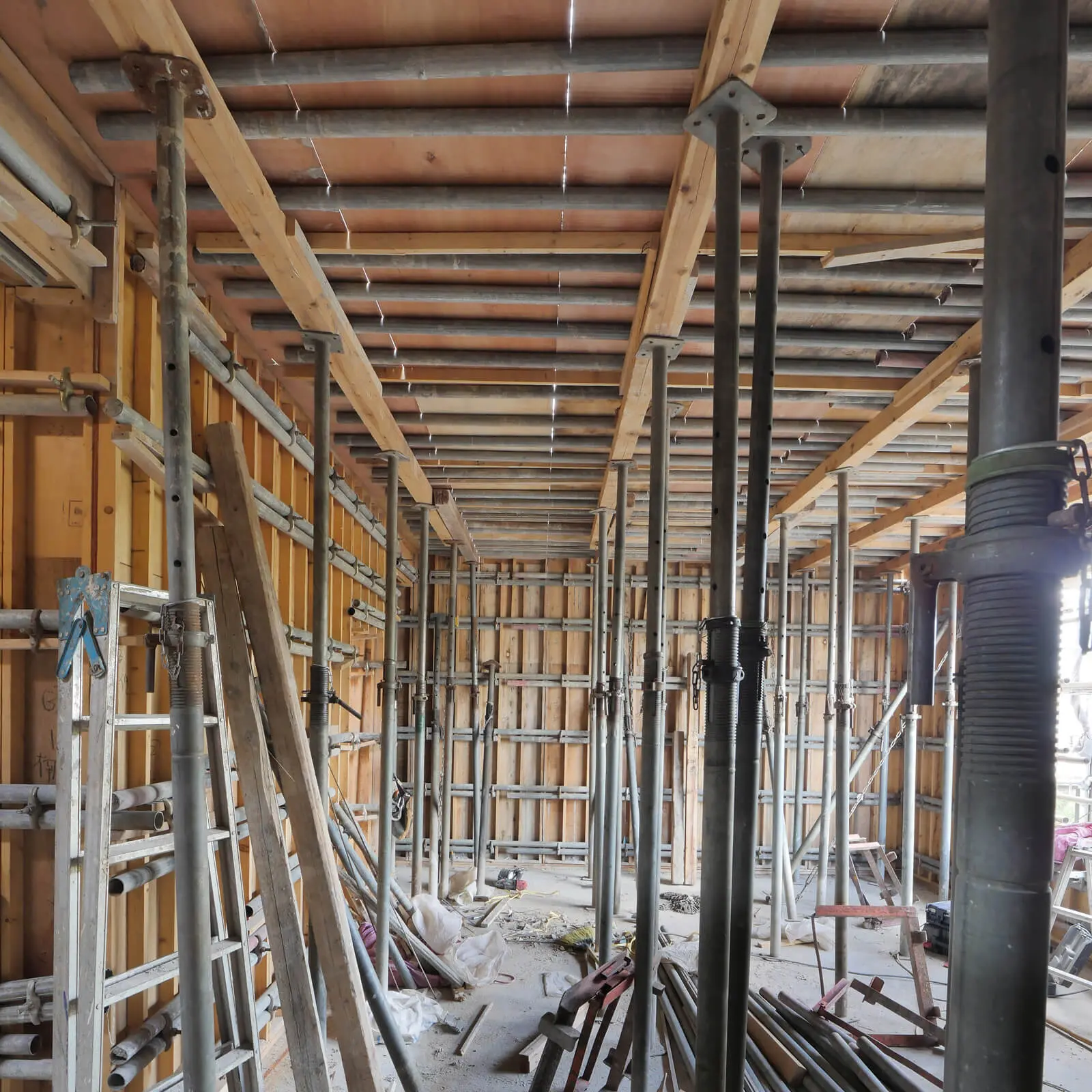 RC造4階建てオフィスビル(東京都江東区潮見)3階事務室の型枠施工状況、南側から北側(男子ロッカールーム側)を見る