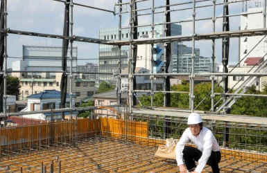 一級建築士・設計監理者 片岡直樹が構造図と照合しながら配筋ピッチを計測する4階床配筋検査の様子(東京都江東区潮見のRC造4階建てオフィスビル)