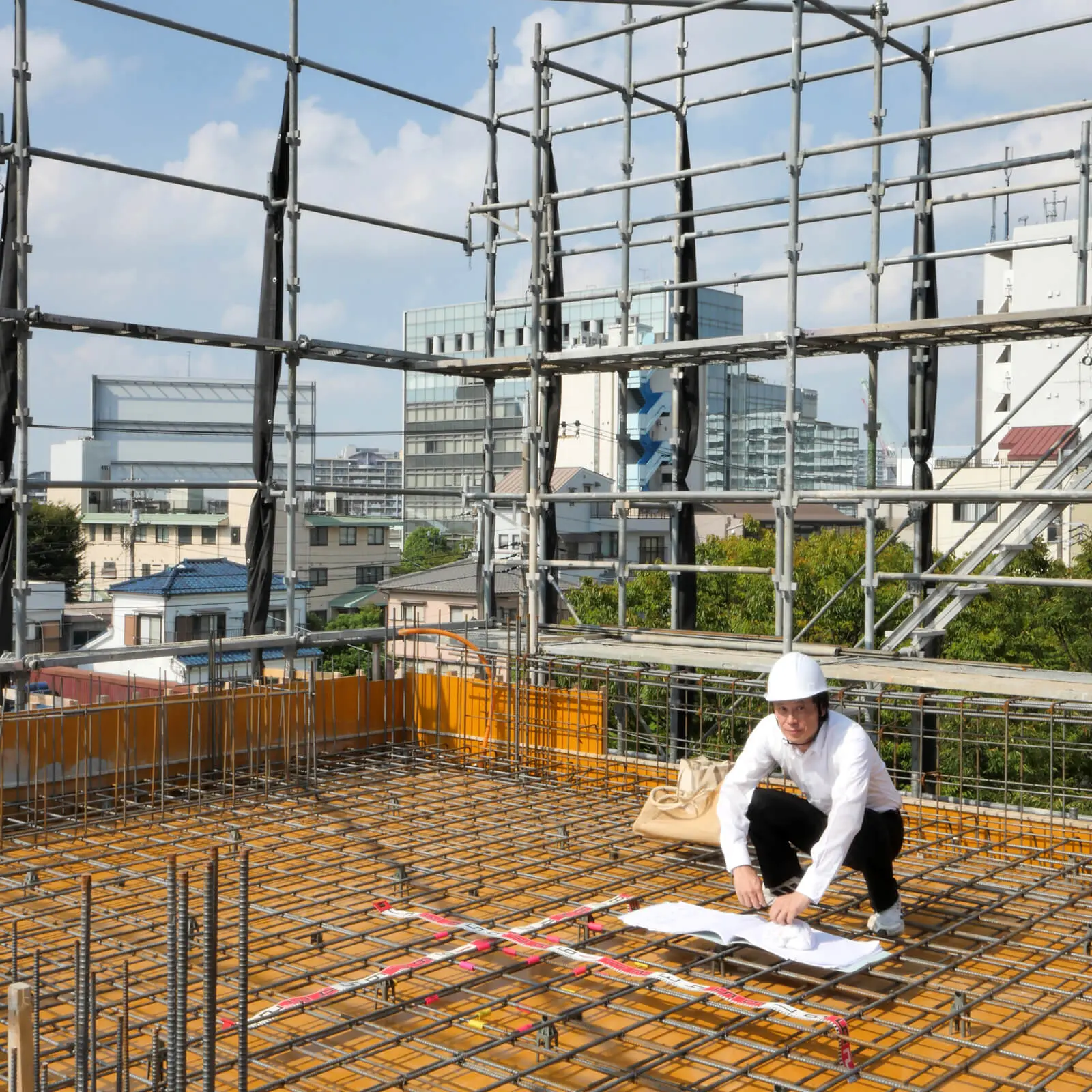 一級建築士・設計監理者 片岡直樹が構造図と照合しながら配筋ピッチを計測する4階床配筋検査の様子(東京都江東区潮見のRC造4階建てオフィスビル)