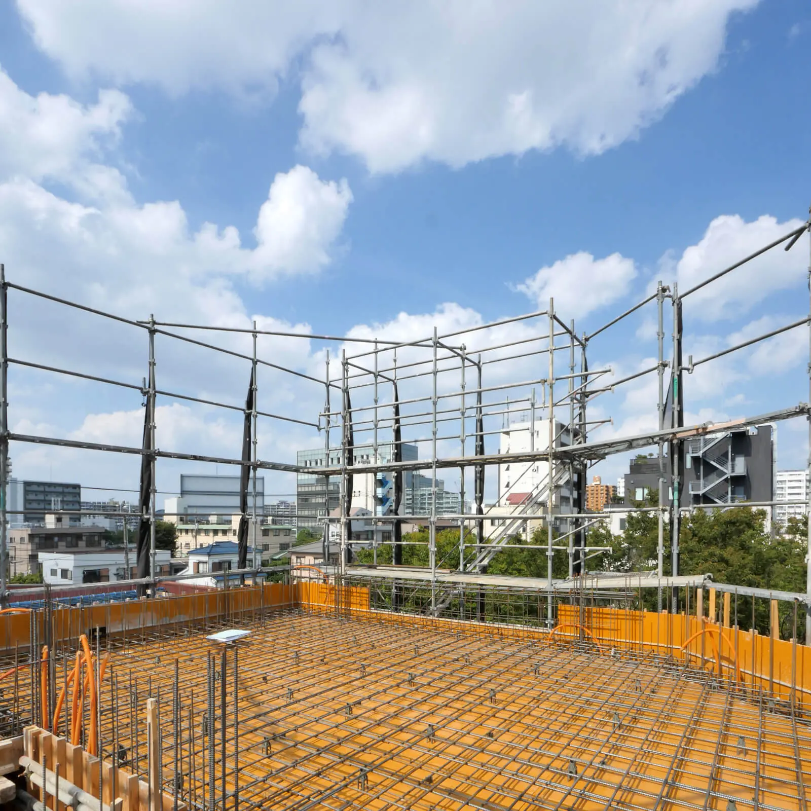 RC造4階建てオフィスビル(東京都江東区潮見)4階床の配筋施工状況、西から北東側を見る