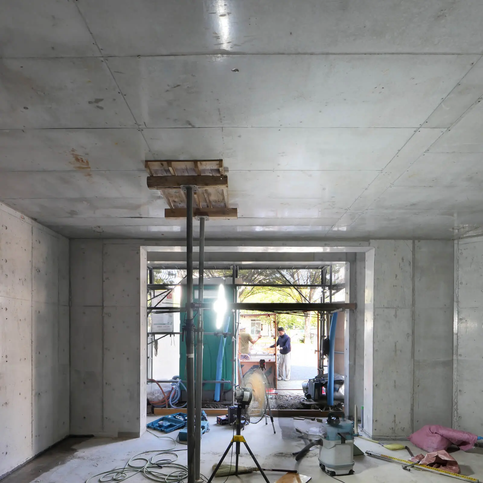 潮見一丁目 オフィスビル建設現場｜1階奥からシャッター開口側を見た室内