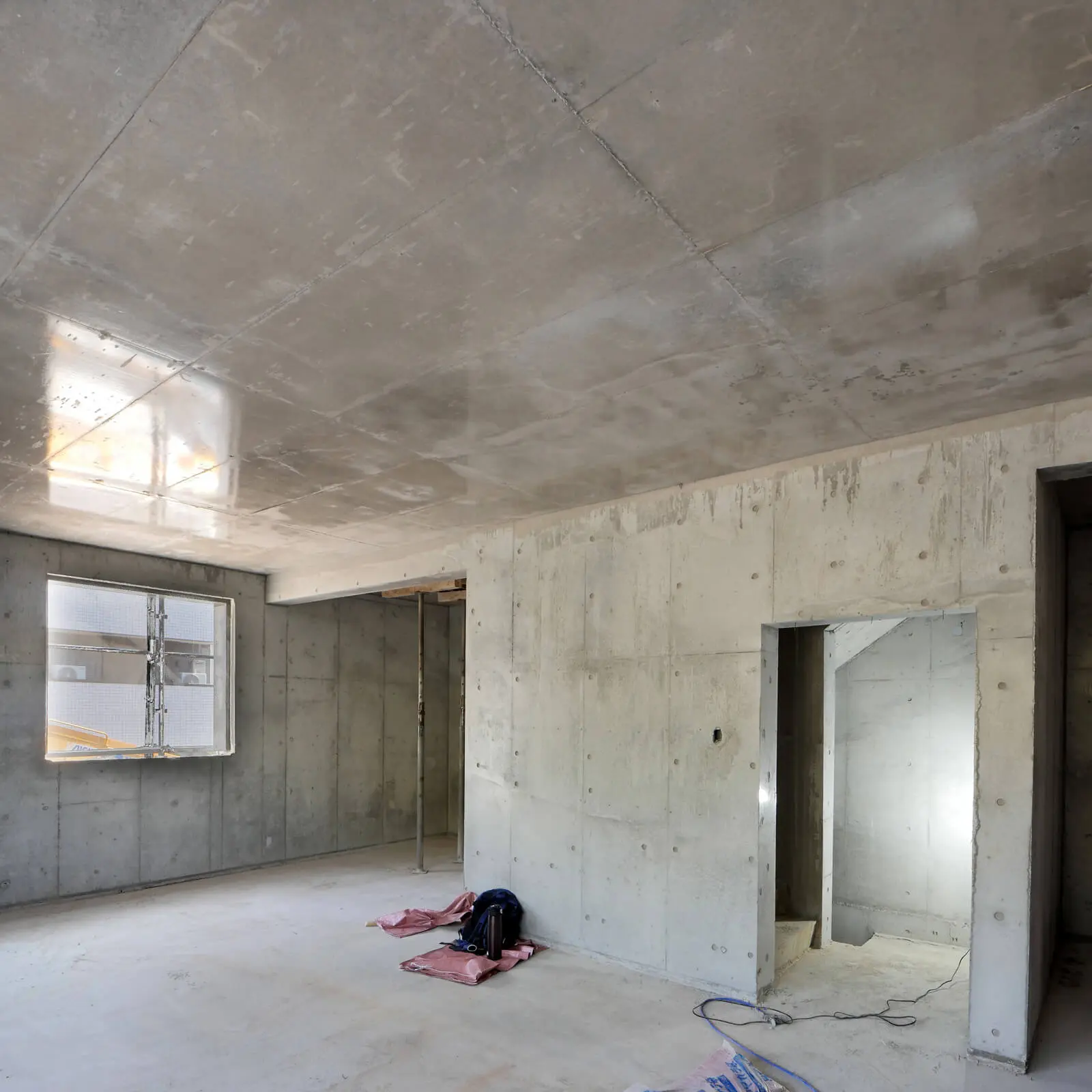 江東区潮見一丁目 オフィスビル建設現場｜2階事務室、南側1400角開口の様子