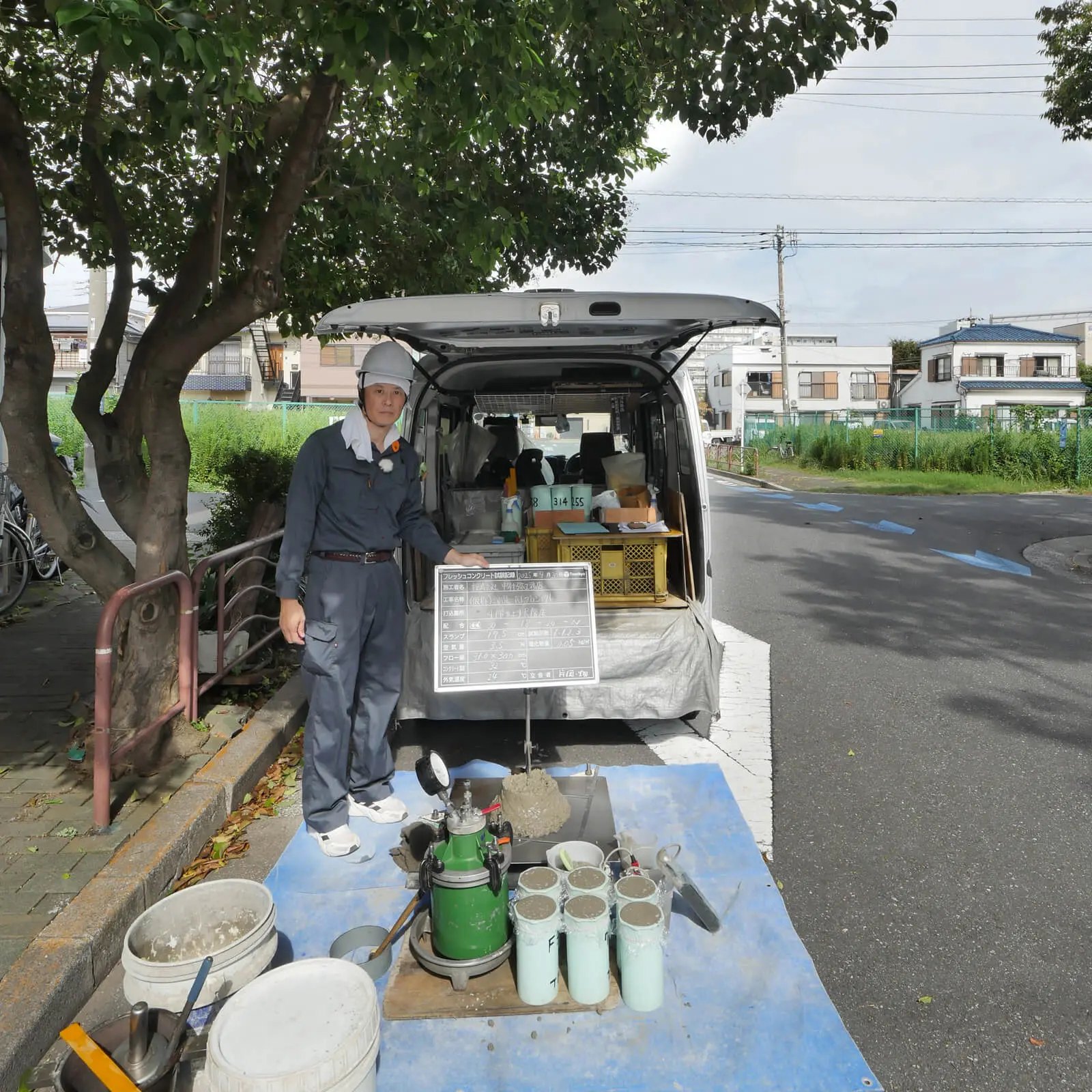 第三者検査機関によるコンクリート受入検査に立ち会う設計監理者の片岡