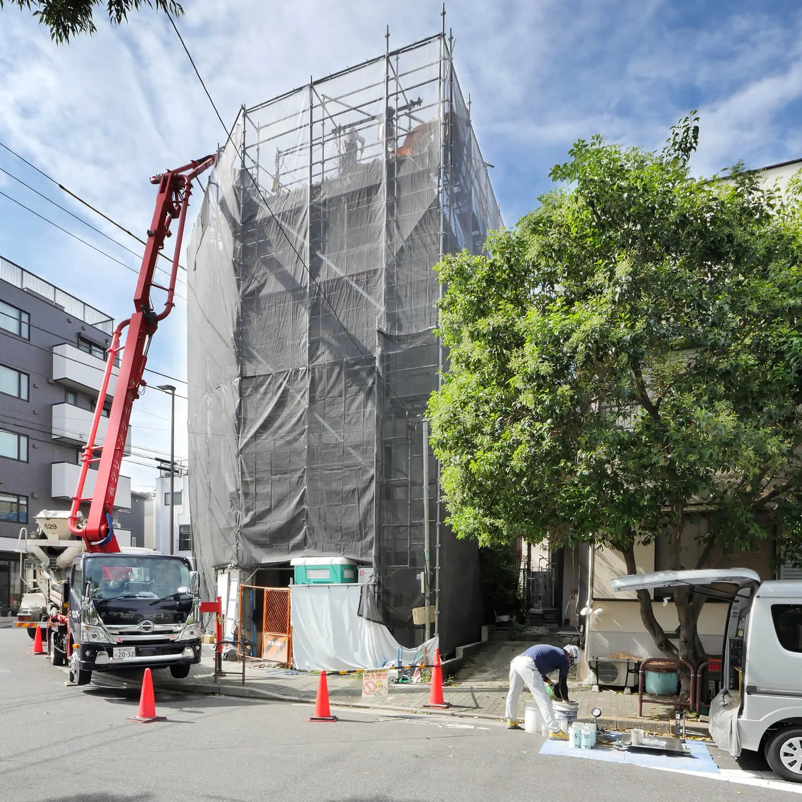 屋上階コンクリート打設中の北東側外観。ポンプ車による圧送状況