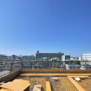 江東区潮見一丁目 オフィスビル建設現場｜屋上南側から北側を見た様子、左手にトップライト開口