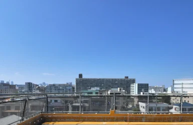 江東区潮見一丁目 オフィスビル建設現場｜屋上南側から北側を見た様子、左手にトップライト開口