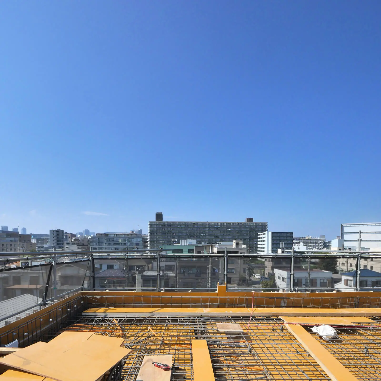 江東区潮見一丁目 オフィスビル建設現場｜屋上南側から北側を見た様子、左手にトップライト開口