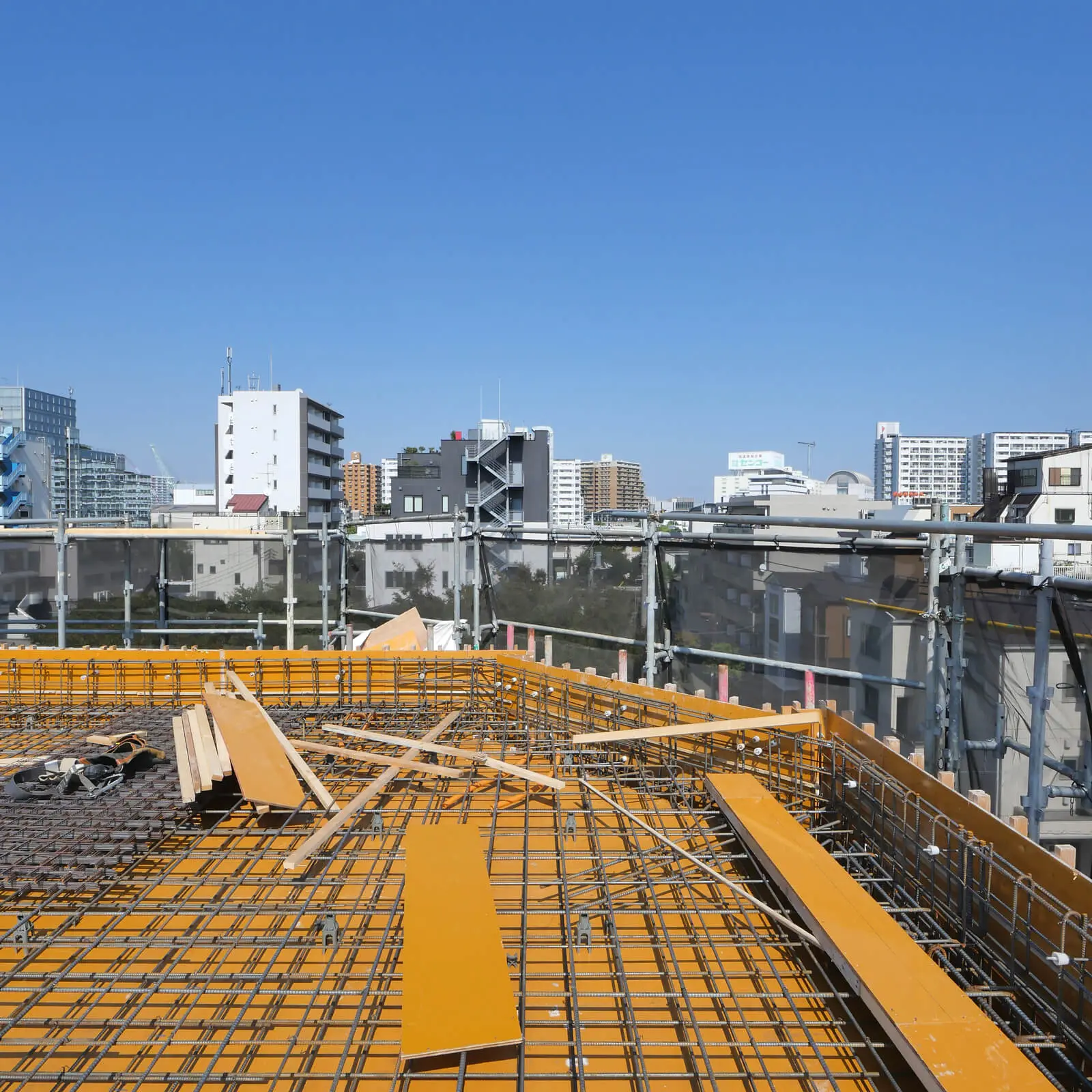 江東区潮見一丁目 オフィスビル建設現場｜屋上床配筋検査時、西側から東側を見た様子