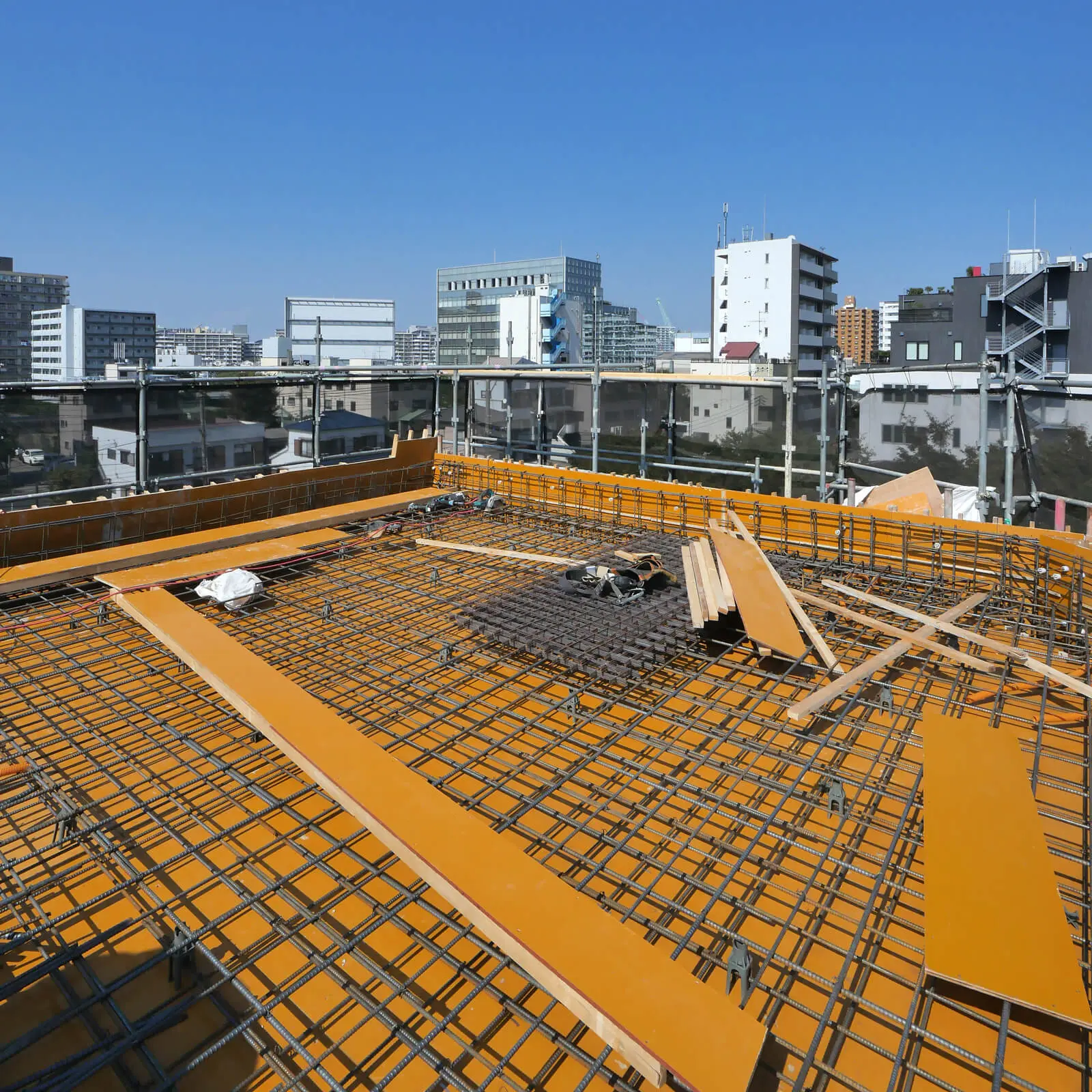 江東区潮見一丁目 オフィスビル建設現場｜屋上西側から北東側を見た様子、奥に久米設計本社屋を望む
