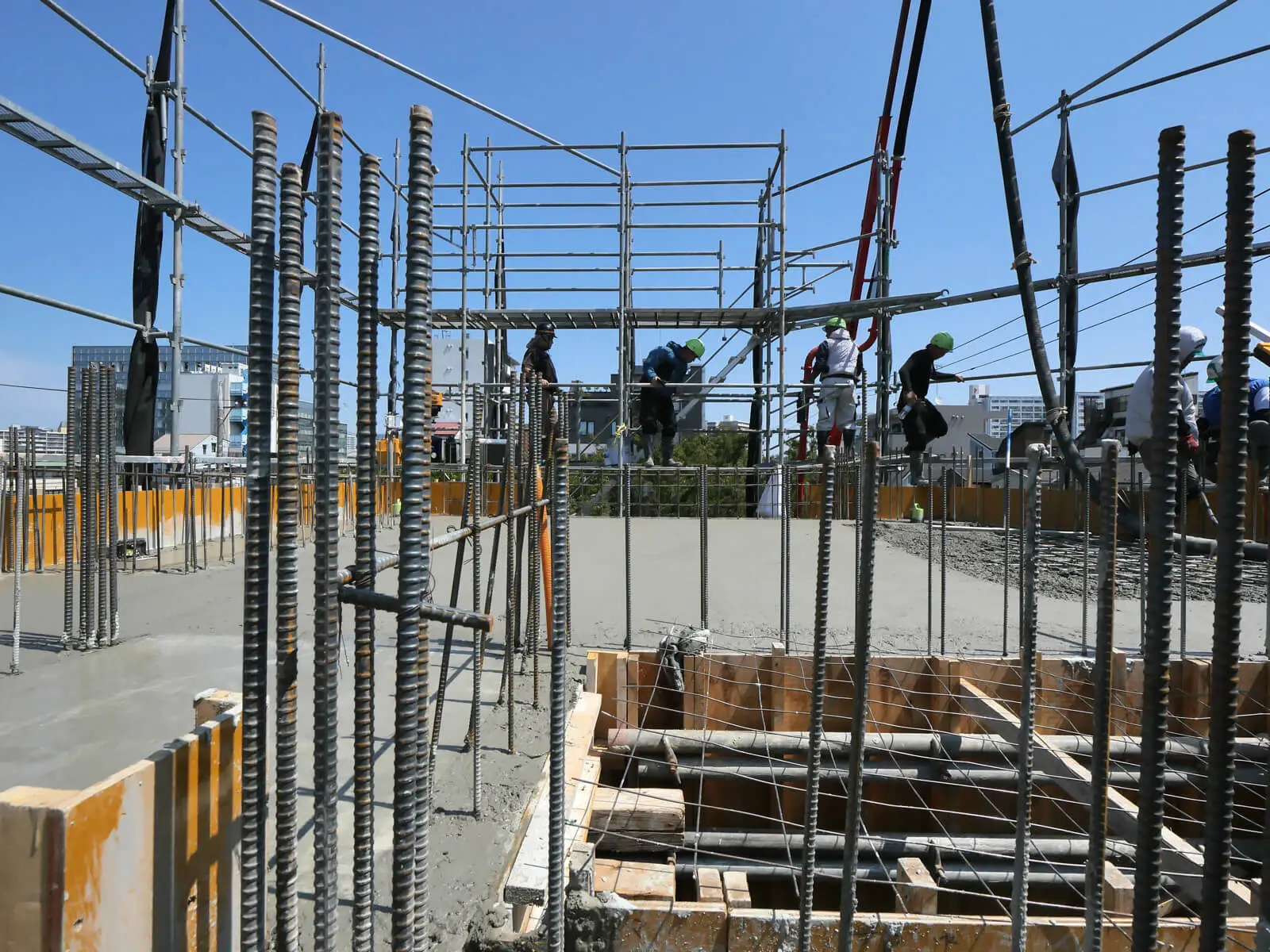 東京都江東区で建設中の鉄筋コンクリート造オフィスビル。4階床コンクリート打設。中階段室から東側の公園方向を望む施工状況。