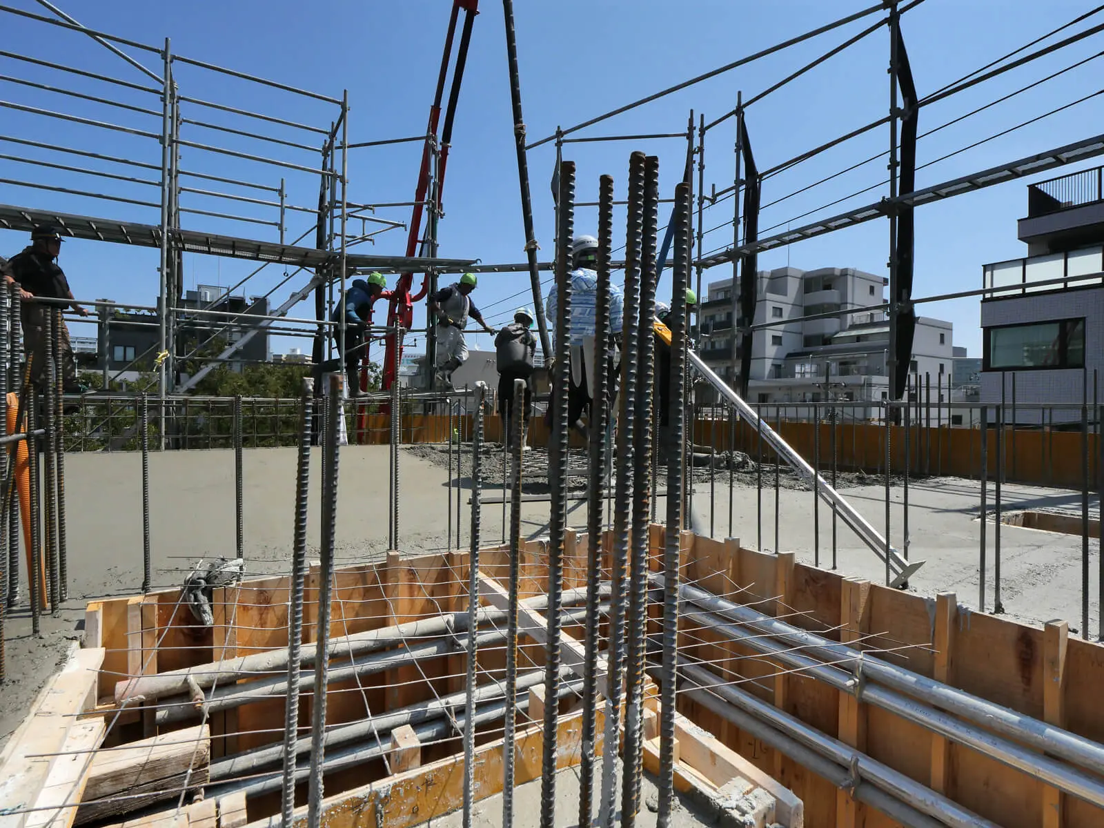 東京都江東区で建設中の鉄筋コンクリート造オフィスビル。4階床コンクリート打設。中階段室から南東方向を望む施工状況。