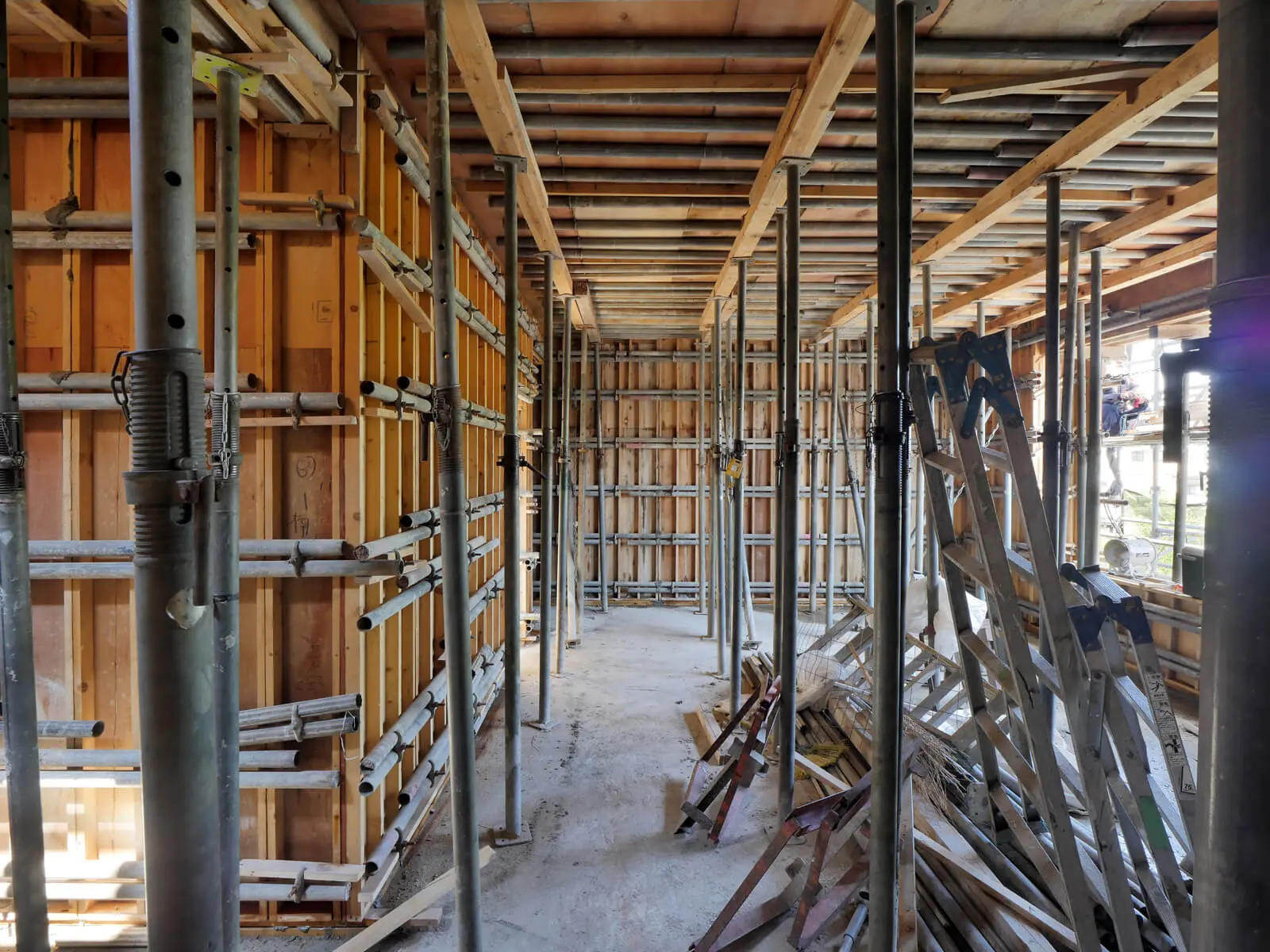 東京都江東区で建設中の鉄筋コンクリート造オフィスビル。3階事務室のコンクリート打設中の型枠内部。南側から北方向を撮影した施工状況。