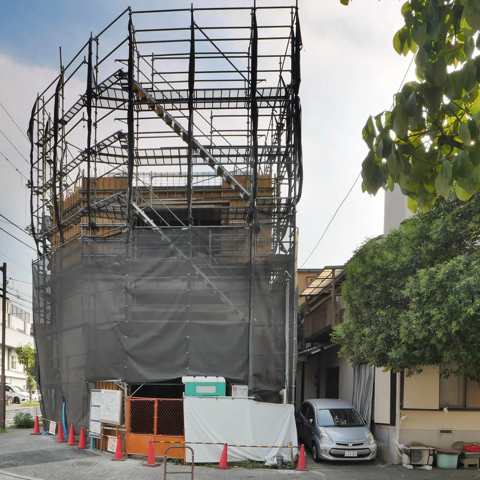 江東区潮見のRCオフィスビル東側外観。3階型枠工事が完了し建物全体の形が3階まで見えてきた様子