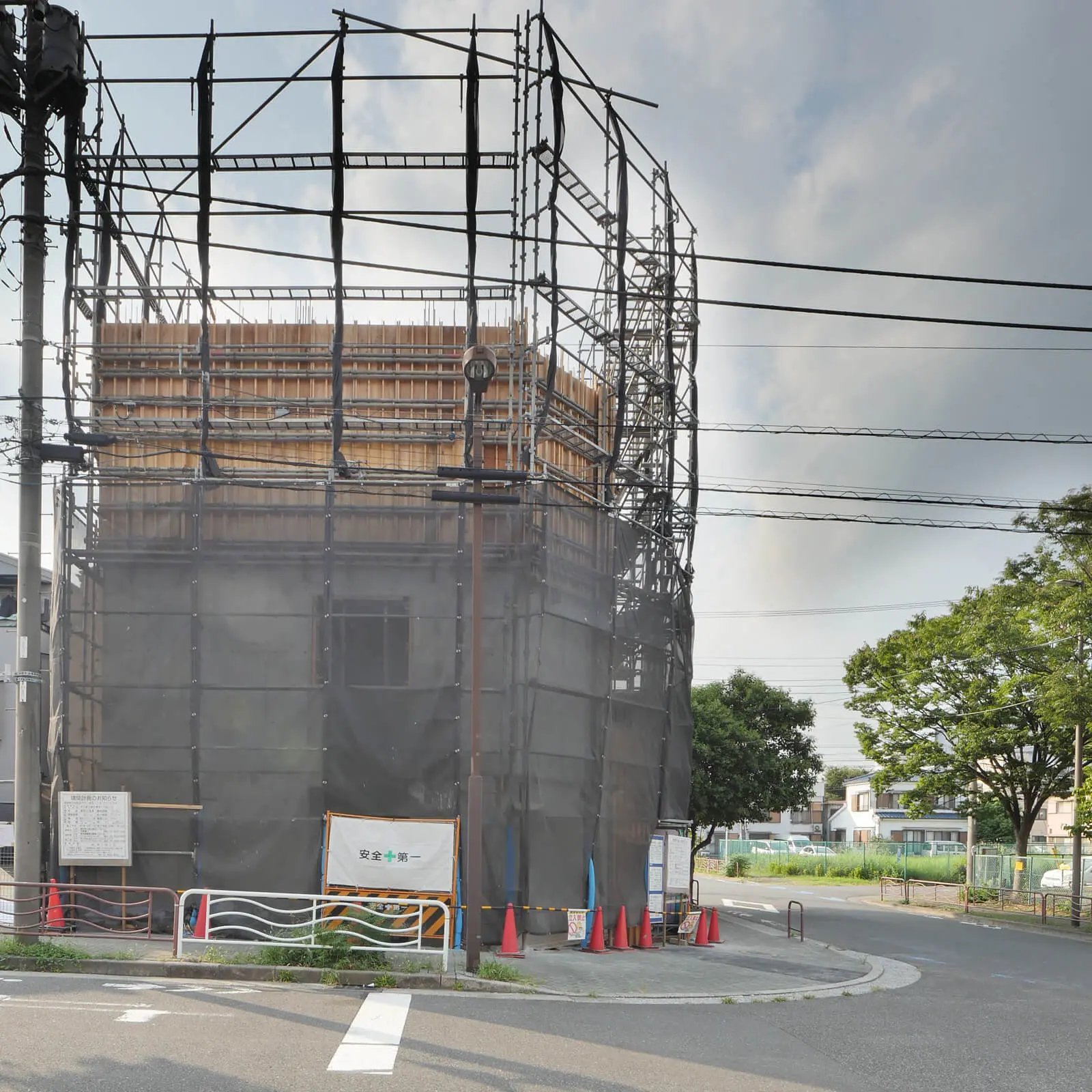 江東区潮見のRCオフィスビル南側外観。3階型枠工事が完了し4階躯体工事へ向かう施工状況