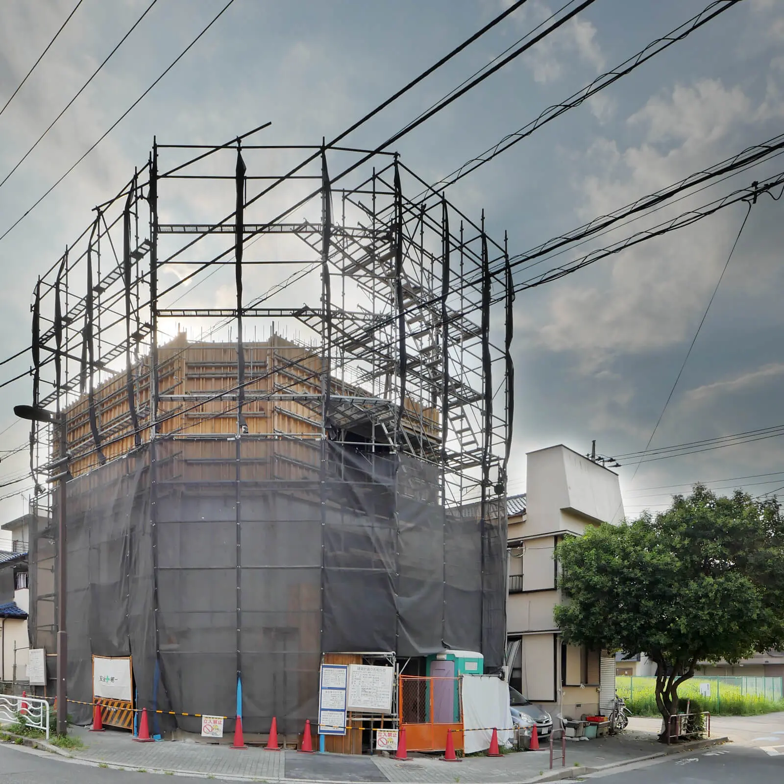 江東区潮見のRCオフィスビル南東側外観。3階型枠工事が進みコンクリート打ち放し躯体が立ち上がる状況