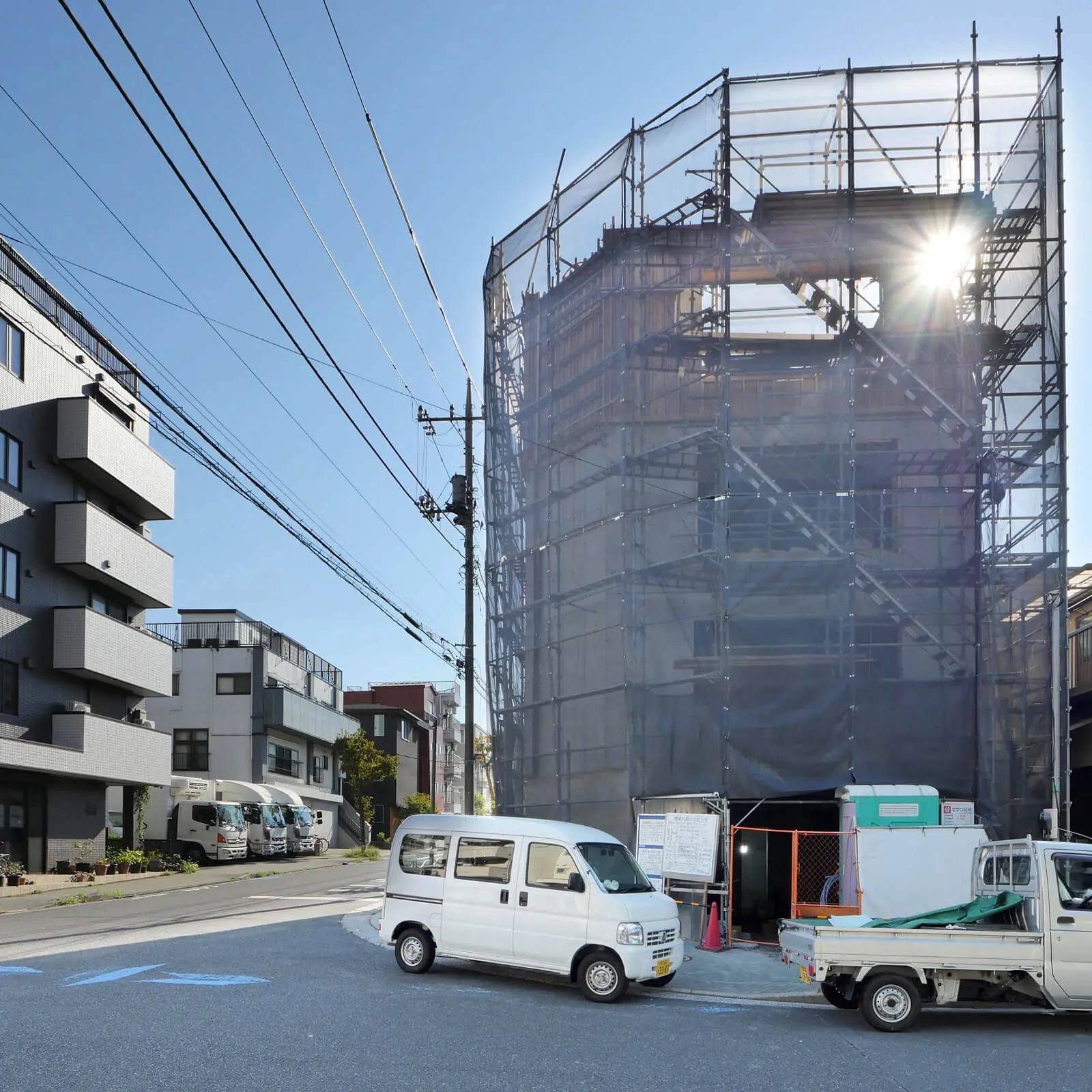 江東区潮見で建設中のRC造4階建てコンクリート打ち放しオフィスビル。4階型枠工事中、東側立面から見た建物全体の躯体工事の進捗状況。